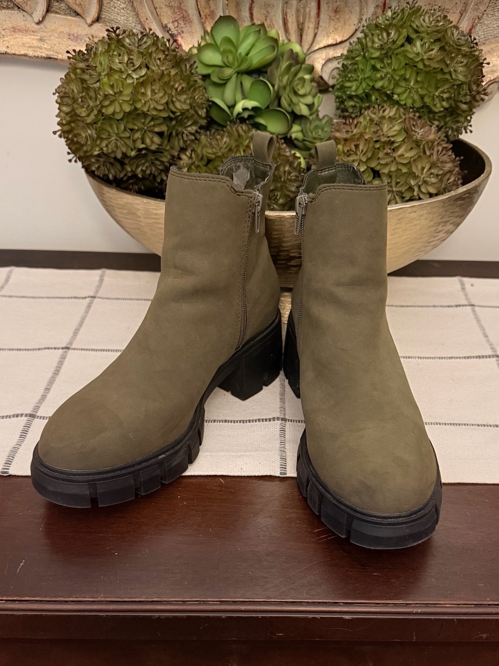 Madden Girl Size 9 Lug Sole Chelsea Boots Olive Green Fall Winter Perfect